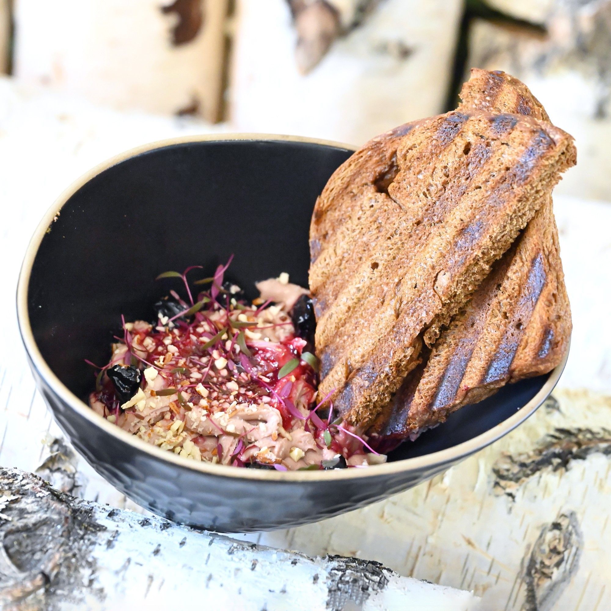 Паштет из оленины с карамельной свёклой и пивным хлебом Паштет из оленины с карамельной свёклой и пивным хлебом