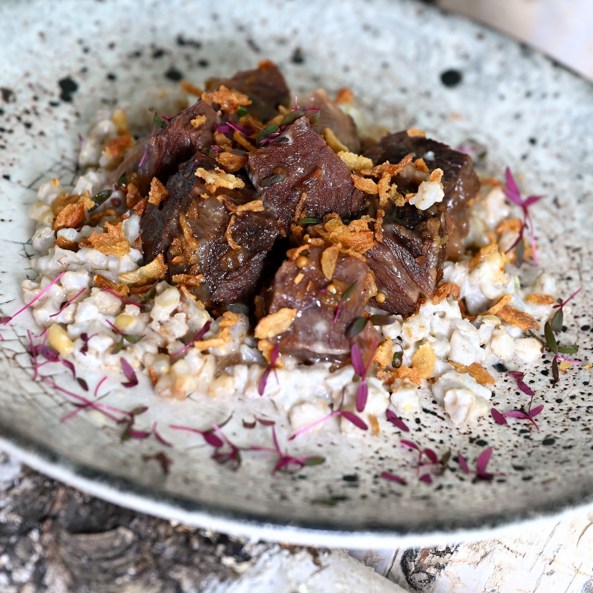 Томлёные телячьи щёки с кедровой кашей и лесными ягодами Томлёные телячьи щёки с кедровой кашей и лесными ягодами