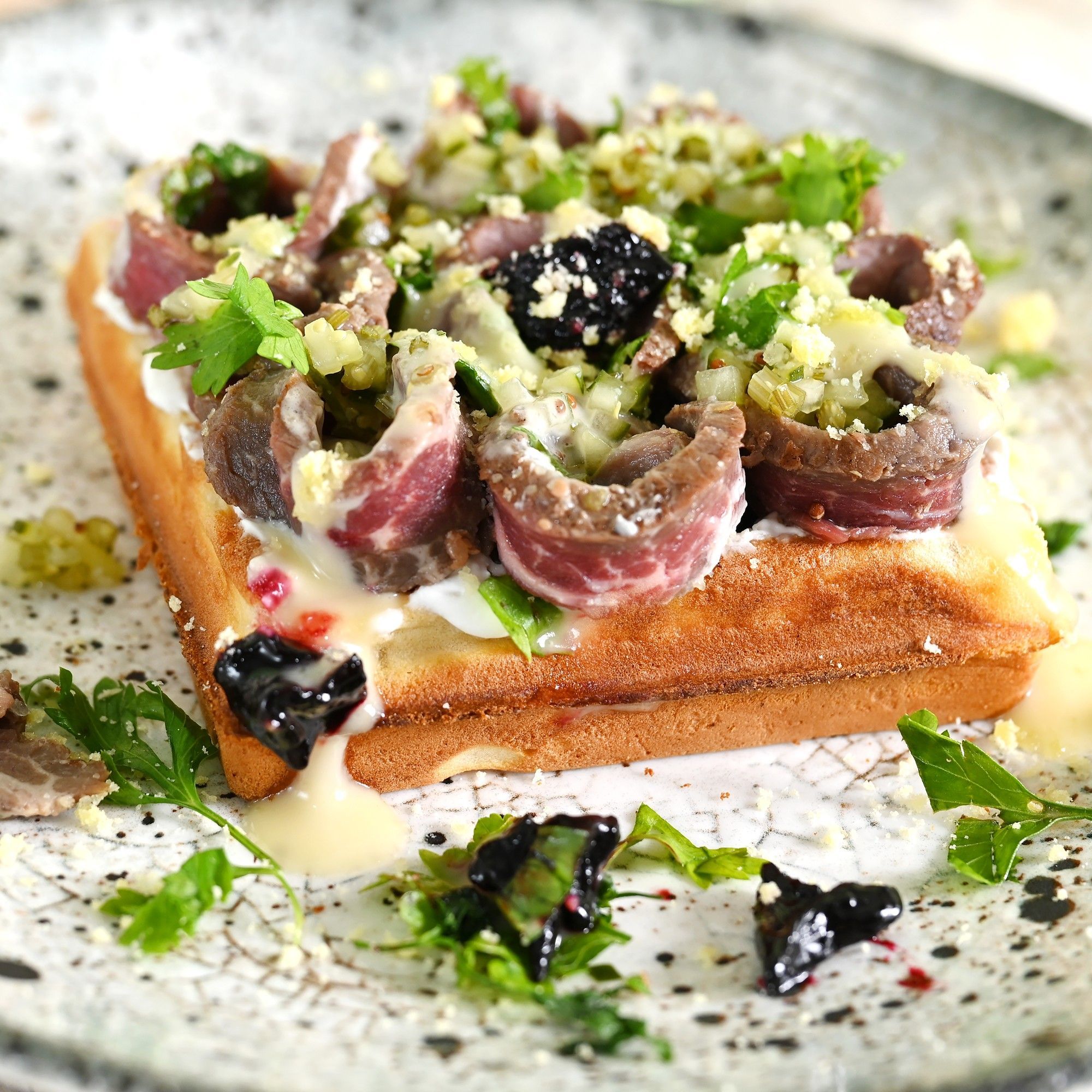 Бельгийская картофельная вафля с ростбифом и горчичным соусом    Бельгийская картофельная вафля с ростбифом и горчичным соусом