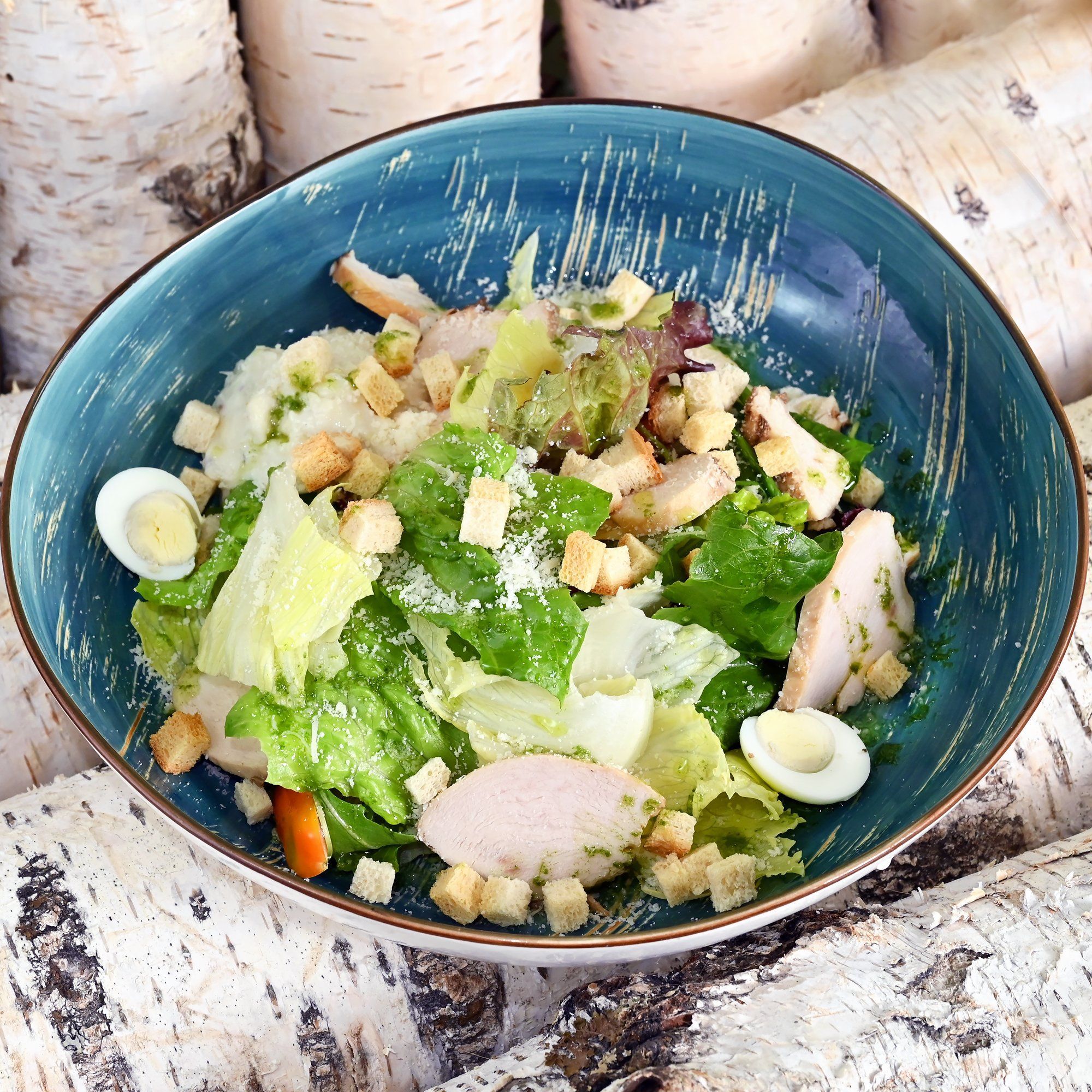 Цезарь с филе цыплёнка на гриле с миксом салата и пармезаном Цезарь с филе цыплёнка на гриле с миксом салата и пармезаном