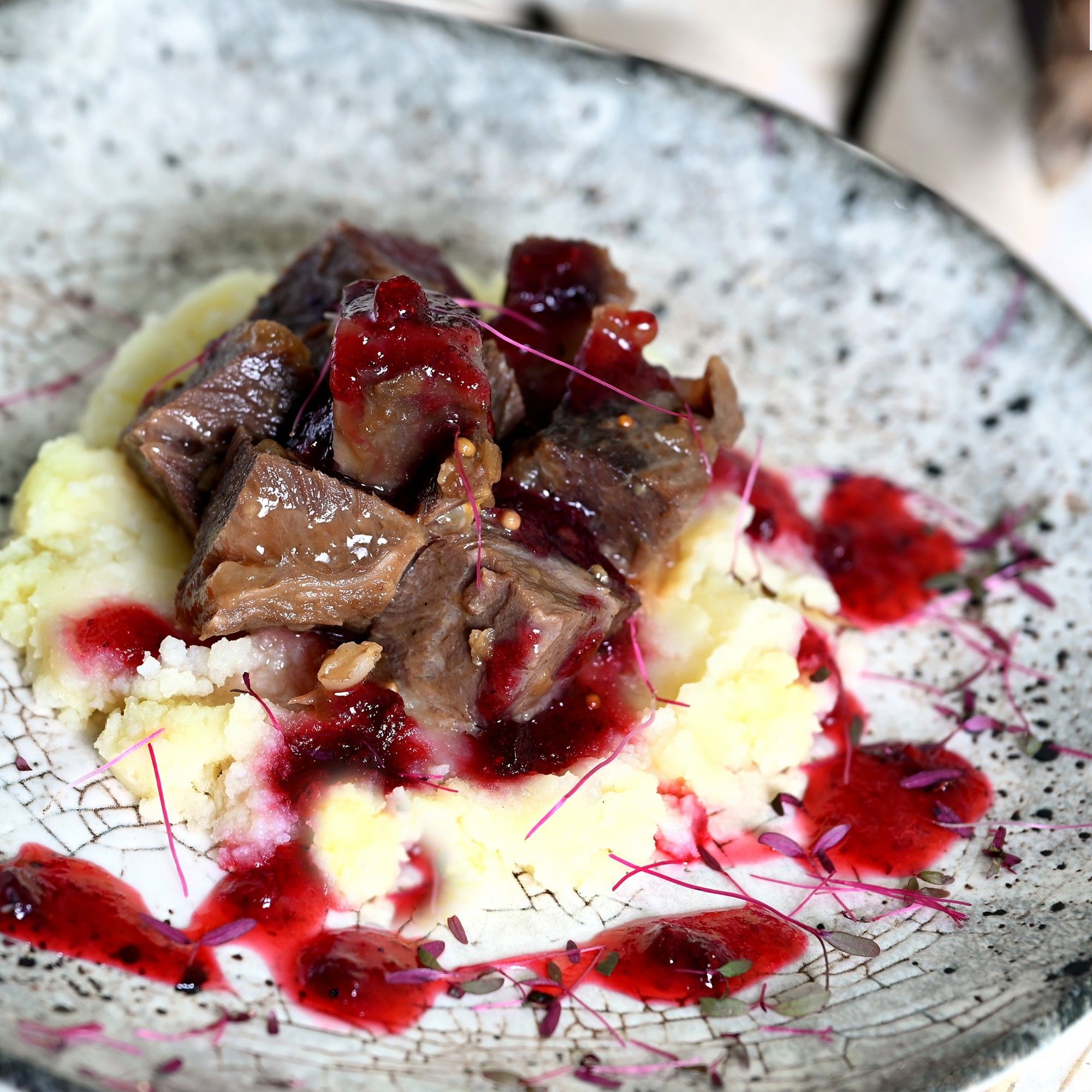 Томлёные телячьи щёки с картофельным пюре и лесными ягодами Томлёные телячьи щёки с картофельным пюре и лесными ягодами