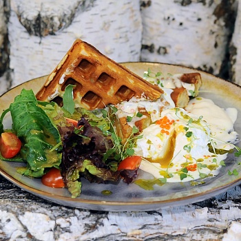 Бельгийская вафля с яйцом пашот, томатами и икорным соусом Бельгийская вафля с яйцом пашот, томатами и икорным соусом