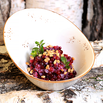 Десерт Егеря c брусникой и кедровыми орехами Десерт Егеря c брусникой и кедровыми орехами