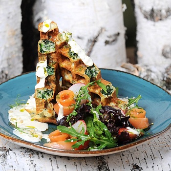 Бельгийская вафля со шпинатом, форелью мягкого посола и соусом Дор Блю Бельгийская вафля со шпинатом, форелью мягкого посола и соусом Дор Блю