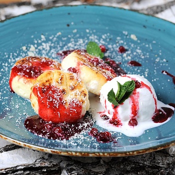 Сырники с брусникой, пломбиром и снегом из пармезана Сырники с брусникой, пломбиром и снегом из пармезана